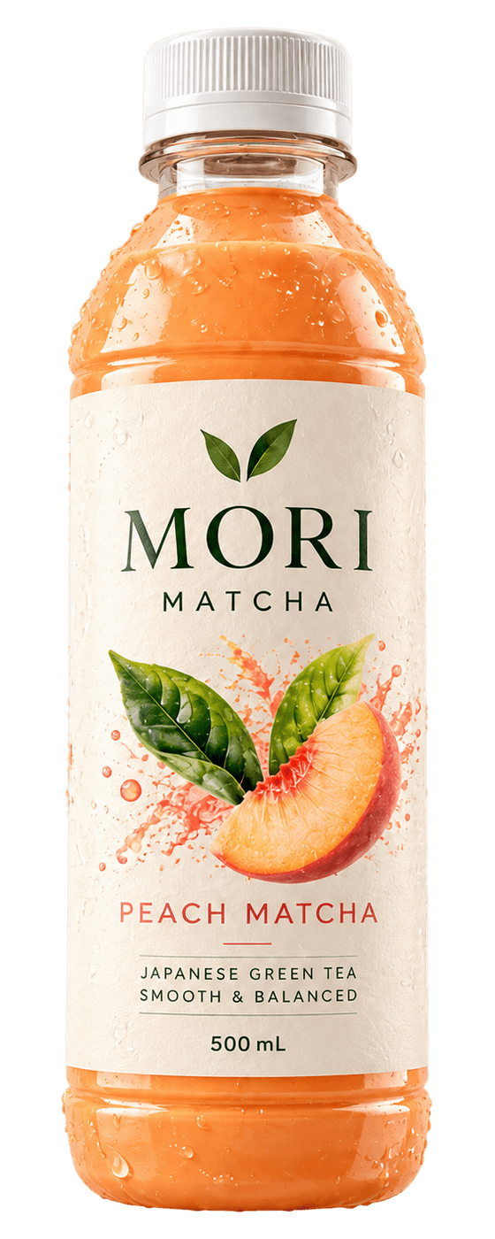 Bouteille MORI Peach Matcha, boisson orange pêche et étiquette illustrée d'un quartier de pêche
