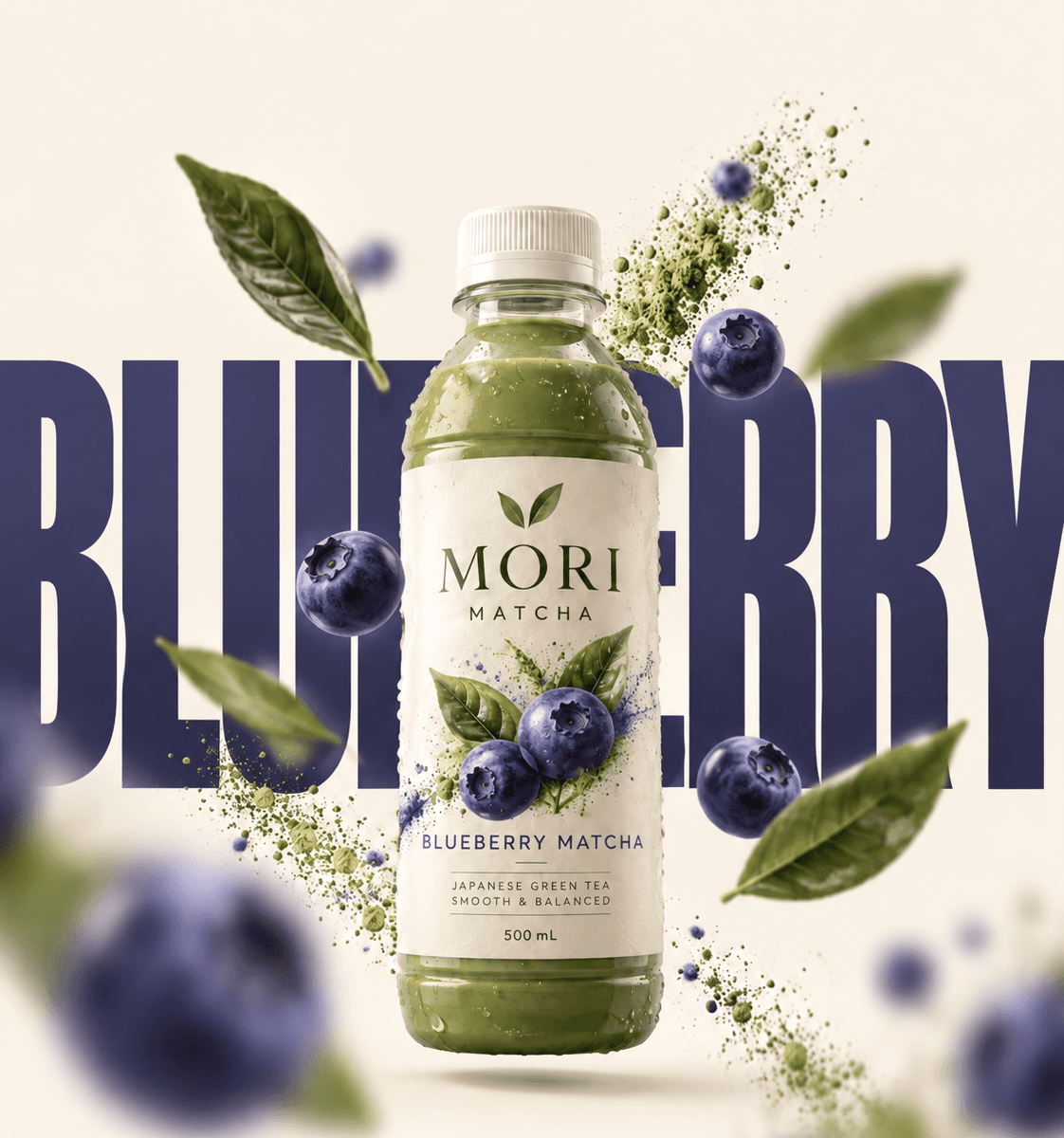 Bouteille MORI Blueberry Matcha entourée de myrtilles et de poudre violette, mot BLUEBERRY géant en bleu nuit