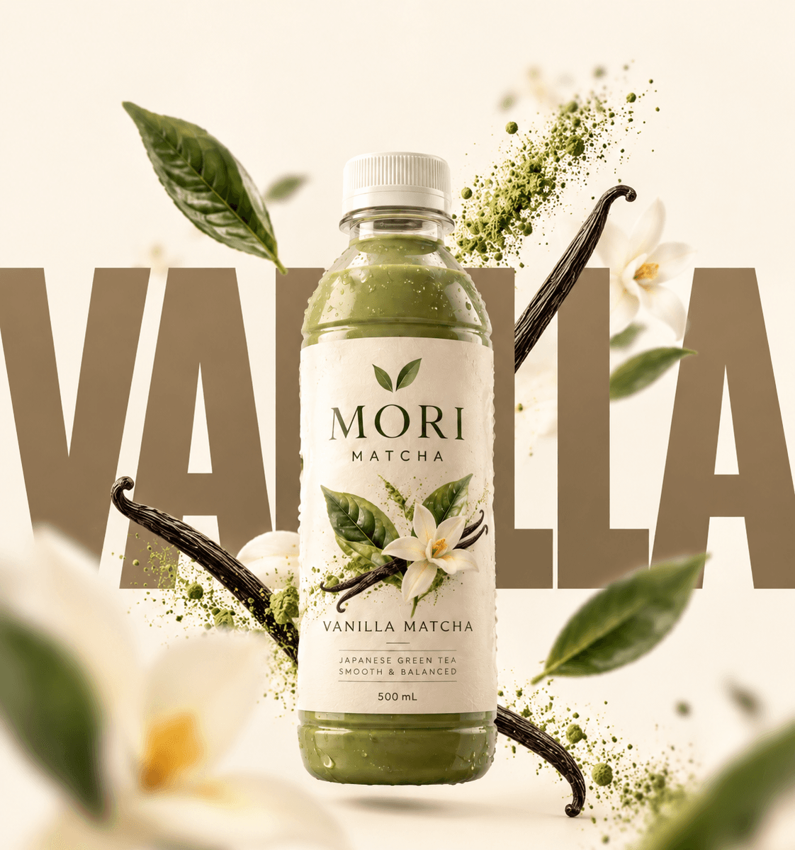 Bouteille MORI Vanilla Matcha entourée de gousses et de fleurs de vanille, mot VANILLA géant en taupe